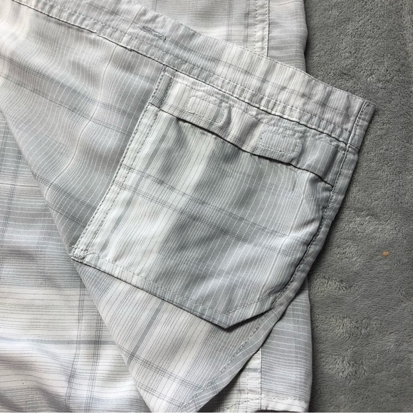 Avia Light Grey Short Sleeve Button Down Top Size Medium - Picture 8 of 11